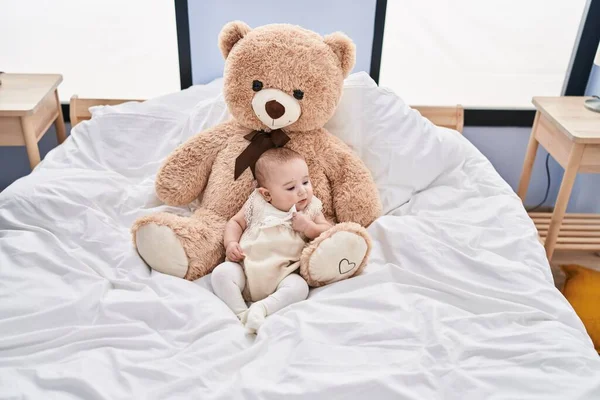 Liebenswertes Baby Entspannt Bett Liegend Mit Teddybär Schlafzimmer — Stockfoto