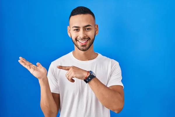 Young Hispanic Man Standing Blue Background Amazed Smiling Camera While — Stock Photo, Image