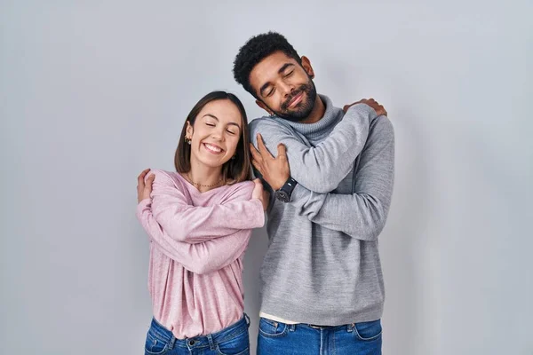 Jovem Casal Hispânico Juntos Abraçando Feliz Positivo Sorrindo Confiante Auto — Fotografia de Stock