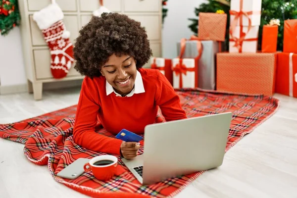 Joven Mujer Afroamericana Usando Laptop Tarjeta Crédito Tumbado Árbol Navidad — Foto de Stock