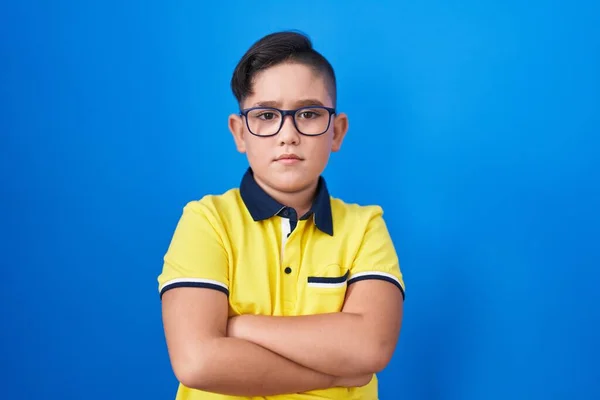 Criança Hispânica Jovem Sobre Fundo Azul Cético Nervoso Desaprovando Expressão — Fotografia de Stock