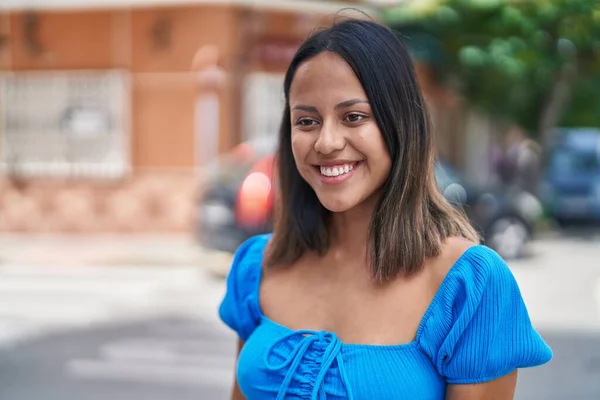 Jovem Hispânica Sorrindo Confiante Olhando Para Lado Rua — Fotografia de Stock