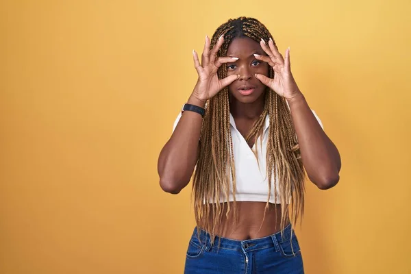 Sarı Arka Planda Örülü Saçları Olan Afro Amerikalı Kadın Gözlerini — Stok fotoğraf