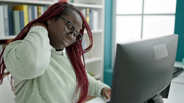 Afrykańska Kobieta Plecionymi Włosami Student Pomocą Komputera Bólem Szyi Bibliotece — Zdjęcie stockowe