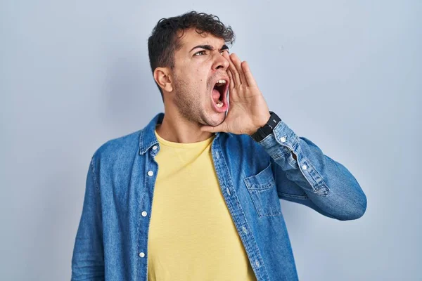Young Hispanic Man Standing Blue Background Shouting Screaming Loud Side — Stock fotografie