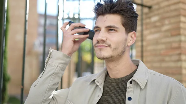Jonge Latijns Amerikaanse Man Luisteren Audioboodschap Door Smartphone Met Serieuze — Stockfoto