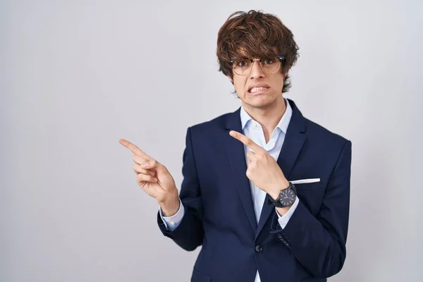 Hispanic Företag Ung Man Bär Glasögon Pekar Sidan Orolig Och — Stockfoto