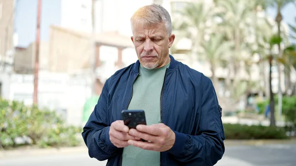 Medelålders Gråhårig Man Använder Smartphone Med Allvarliga Uttryck Parken — Stockfoto