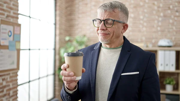 Middelbare Leeftijd Grijsharige Man Zakenman Glimlachend Vol Vertrouwen Koffie Drinken — Stockfoto