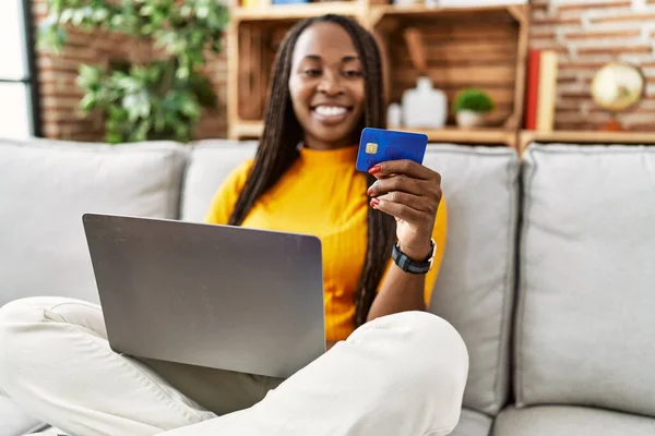 Африканська Американка Користується Ноутбуком Кредитною Карткою Сидячи Вдома Дивані — стокове фото