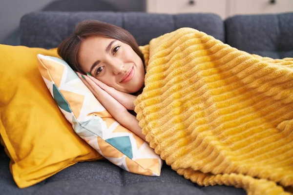Young Beautiful Hispanic Woman Smiling Confident Lying Sofa Home — Stok fotoğraf