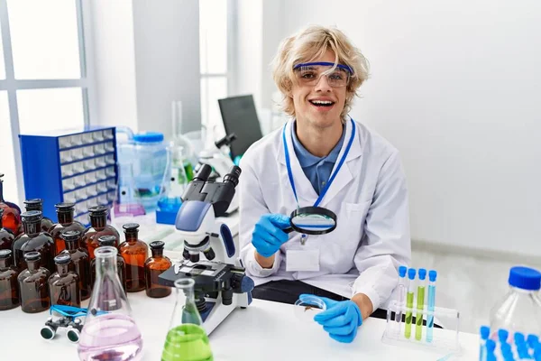 Mladý Blond Muž Vědec Pomocí Lupy Laboratoři — Stock fotografie
