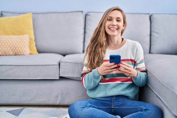 Young Blonde Woman Using Smartphone Sitting Floor Home — Foto de Stock