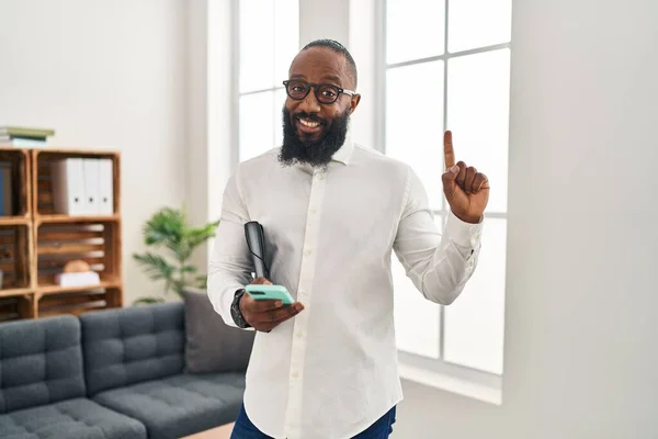 African American Man Working Therapy Office Using Smartphone Smiling Idea — Stock Photo, Image