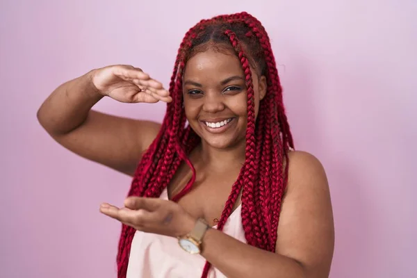Afroamerikanerin Mit Geflochtenen Haaren Vor Rosa Hintergrund Gestikulierend Mit Händen — Stockfoto