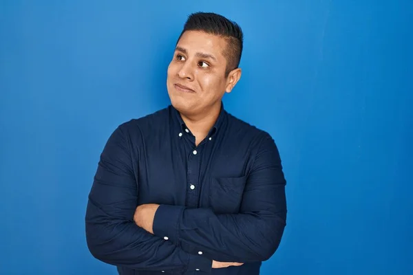 Hispanic Young Man Standing Blue Background Smiling Looking Side Staring — Stock Photo, Image