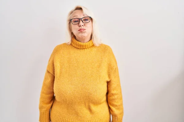 Mujer Caucásica Mediana Edad Con Gafas Pie Sobre Fondo Hinchando —  Fotos de Stock