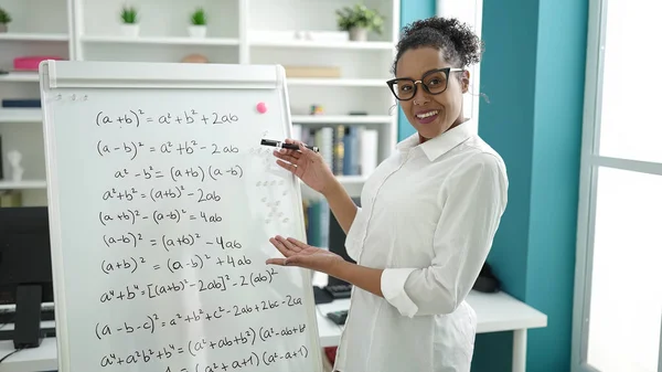 アフリカ系アメリカ人の女性教師が教室で数学の授業を説明 — ストック写真