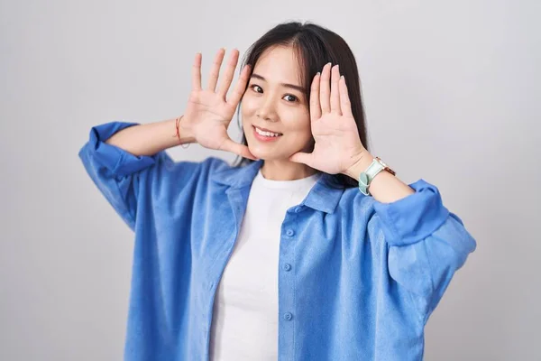 Jonge Chinese Vrouw Die Een Witte Achtergrond Staat Glimlachen Vrolijk — Stockfoto