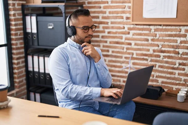 Young Hispanic Man Business Worker Using Laptop Headphones Office — Stockfoto
