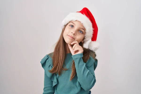 Niña Caucásica Con Sombrero Navidad Sonriente Mirando Con Confianza Cámara —  Fotos de Stock