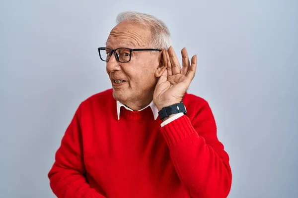 Senior Man Grey Hair Standing Isolated Background Smiling Hand Ear — Fotografia de Stock