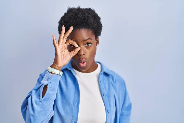 Africano Americano Mulher Sobre Fundo Azul Fazendo Gesto Chocado Com — Fotografia de Stock