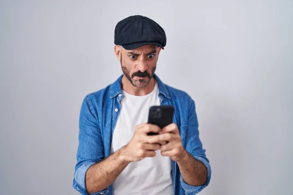 Ισπανόφωνος Μούσι Χρησιμοποιώντας Μήνυμα Πληκτρολόγησης Smartphone Σκεπτικιστής Και Νευρικός Συνοφρυωμένος — Φωτογραφία Αρχείου