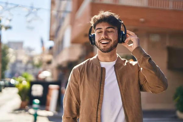 Jonge Spaanse Man Glimlacht Vol Vertrouwen Naar Muziek Luisteren Straat — Stockfoto