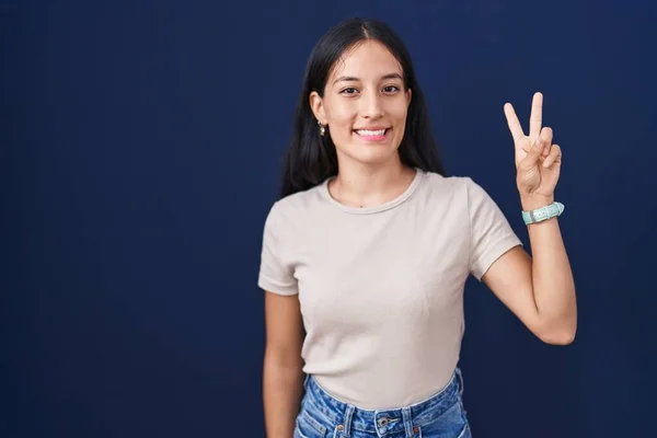 Young Hispanic Woman Standing Blue Background Showing Pointing Fingers Number — Stock Photo, Image