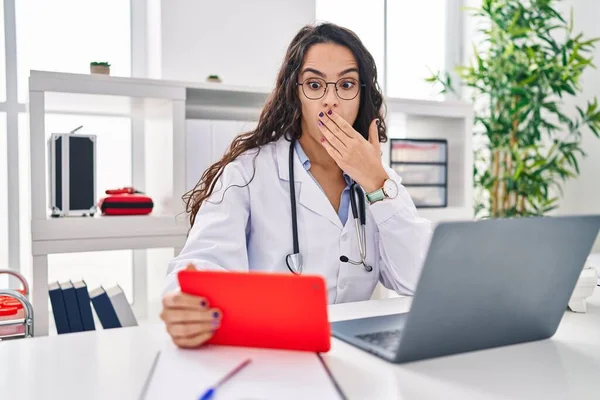 Ung Läkare Kvinna Som Arbetar Online Möte Täcker Munnen Med — Stockfoto