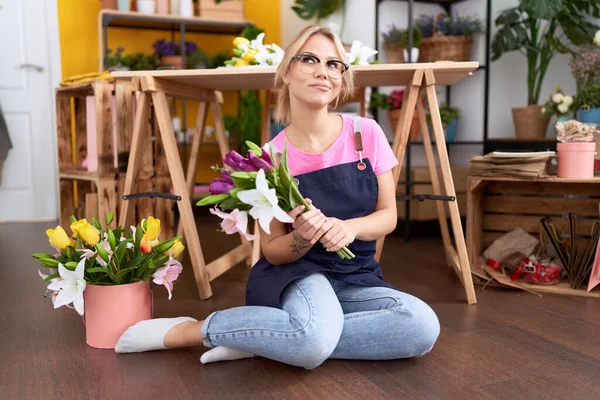 Young Caucasian Woman Working Florist Shop Sitting Floor Smiling Looking — Stock Photo, Image