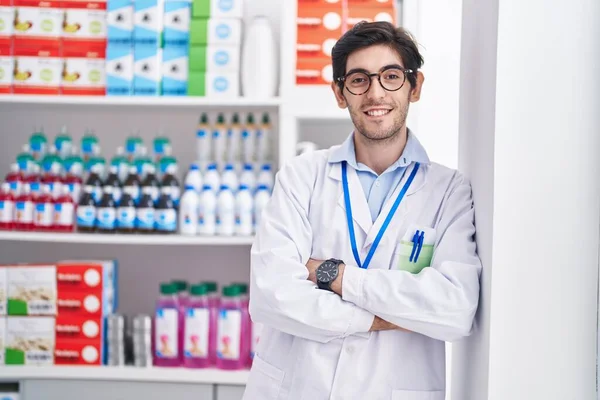 Молодой Латиноамериканец Фармацевт Улыбается Уверенно Стоя Скрещенными Руками Аптеке — стоковое фото