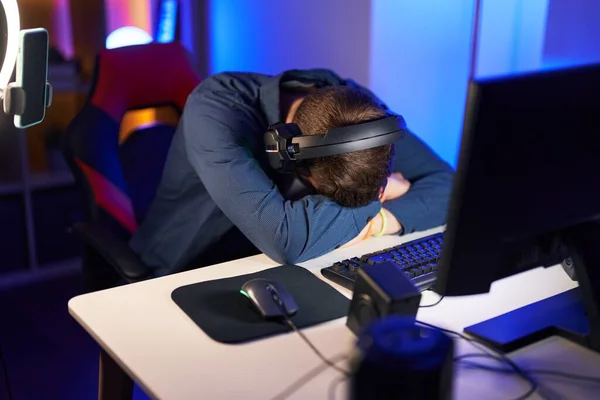 Young Caucasian Man Streamer Stressed Using Computer Gaming Room — ストック写真