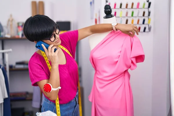 Mulher Chinesa Meia Idade Alfaiate Falando Smartphone Pelo Manequim Atelier — Fotografia de Stock
