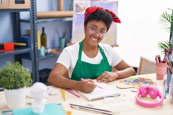Africano Artista Americano Mulher Sorrindo Desenho Confiante Notebook Estúdio Arte — Fotografia de Stock