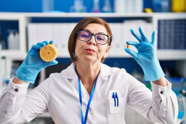Mulher Hispânica Meia Idade Trabalhando Laboratório Cientistas Fazendo Vitamina Olhando — Fotografia de Stock