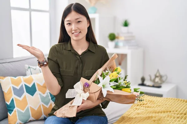 Mujer Joven China Sosteniendo Ramo Flores Blancas Sonriendo Alegre Presentación —  Fotos de Stock