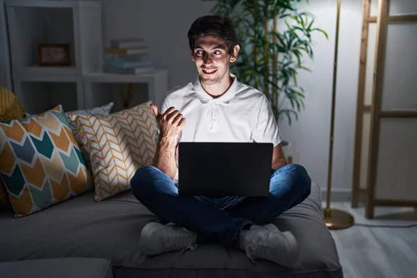 Jovem Hispânico Usando Laptop Casa Noite Sorrindo Com Rosto Feliz — Fotografia de Stock