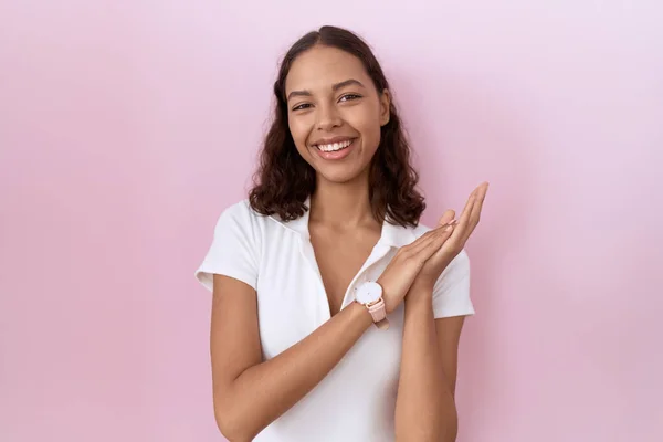 Mujer Hispana Joven Con Camiseta Blanca Casual Aplaudiendo Aplaudiendo Felices —  Fotos de Stock