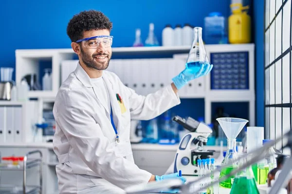 Молодой Араб Униформе Ученого Измеряющий Жидкость Лаборатории — стоковое фото