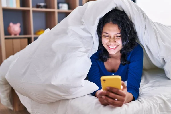 Ung Latinamerikansk Kvinna Använder Smartphone Täcka Med Lakan Sovrummet — Stockfoto