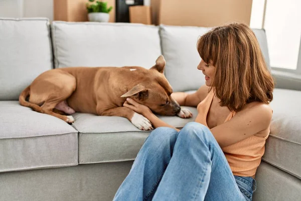 Joven Mujer Caucásica Abrazando Perro Sentado Suelo Casa —  Fotos de Stock