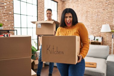 Karton kutularla dolu yeni bir eve taşınan genç çift çılgın ve hayret verici bir başarıyı kutluyor.. 