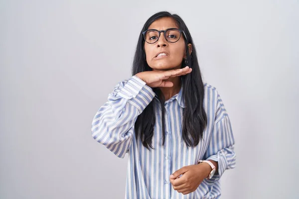 Junge Hispanische Frau Mit Brille Schneidet Hals Mit Hand Als — Stockfoto