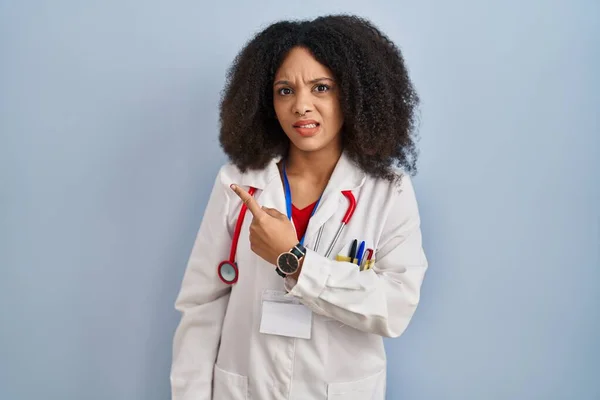Giovane Donna Afroamericana Vestita Medico Uniforme Stetoscopio Indicando Parte Preoccupato — Foto Stock