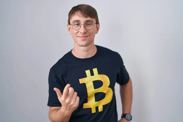 Kaukasische Blonde Man Draagt Bitcoin Shirt Wenken Komen Hier Gebaar — Stockfoto