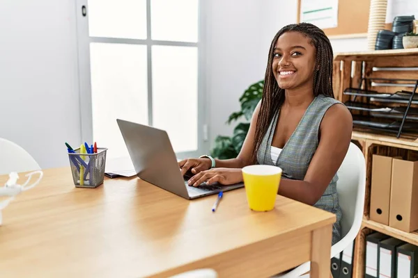 Νεαρή Αφροαμερικανίδα Επιχειρηματίας Που Χρησιμοποιεί Φορητό Υπολογιστή Που Εργάζεται Στο — Φωτογραφία Αρχείου