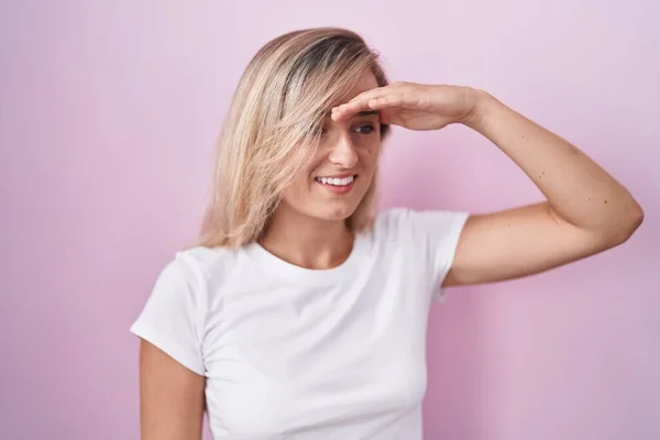 Young Blonde Woman Standing Pink Background Very Happy Smiling Looking — Stockfoto