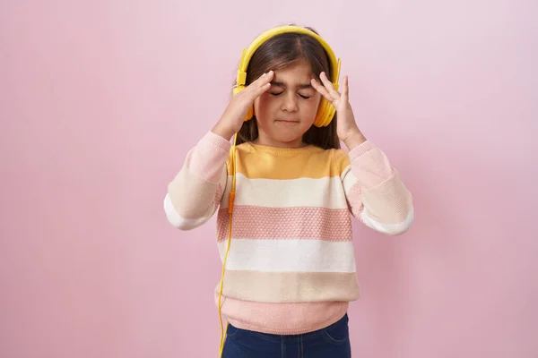 Küçük Spanyol Kız Müzik Dinlerken Kulaklık Kullanıyor Başı Ağrıyor Çünkü — Stok fotoğraf